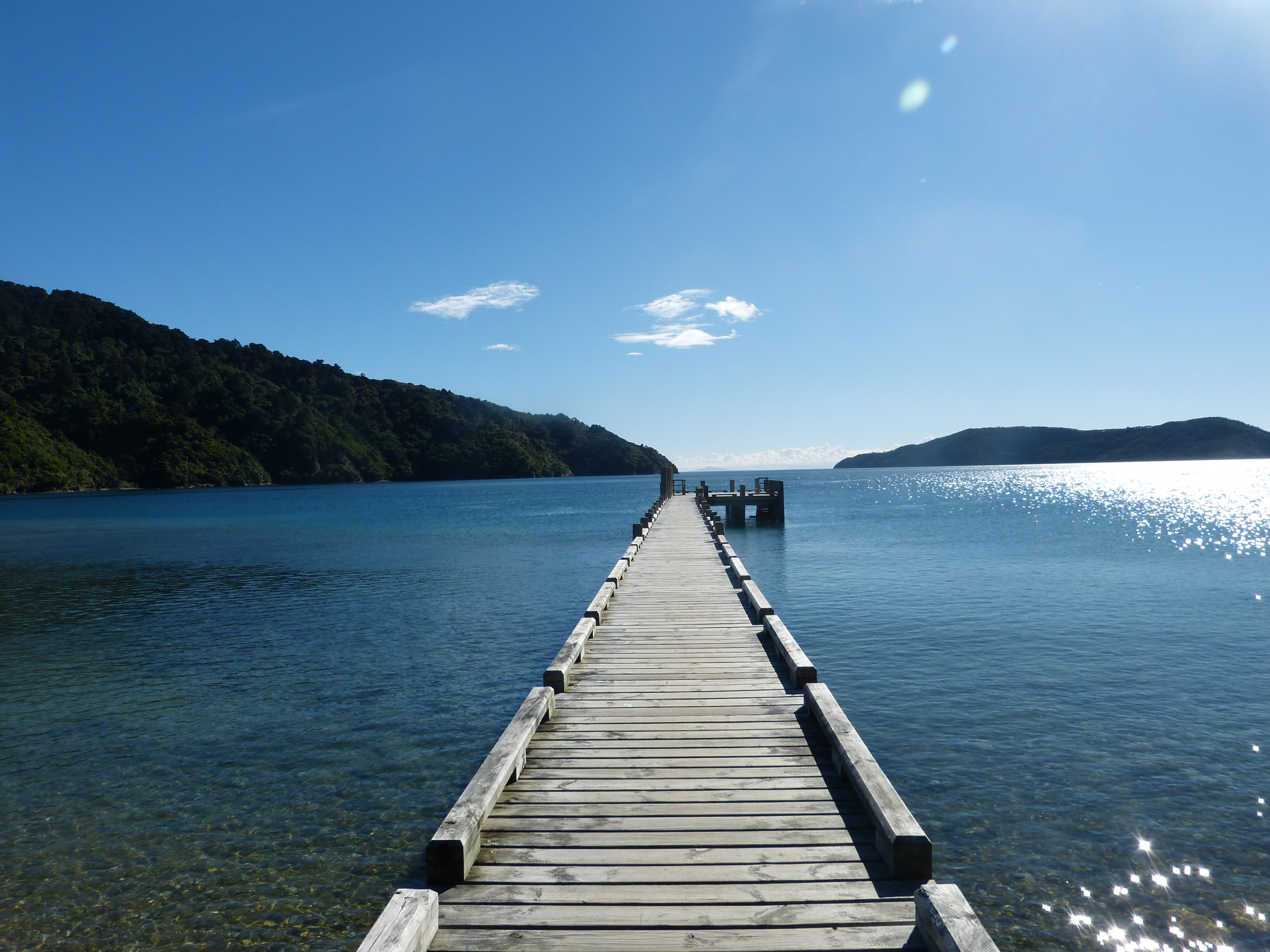 Steg am Wasser als ruhiges Kontaktmotiv